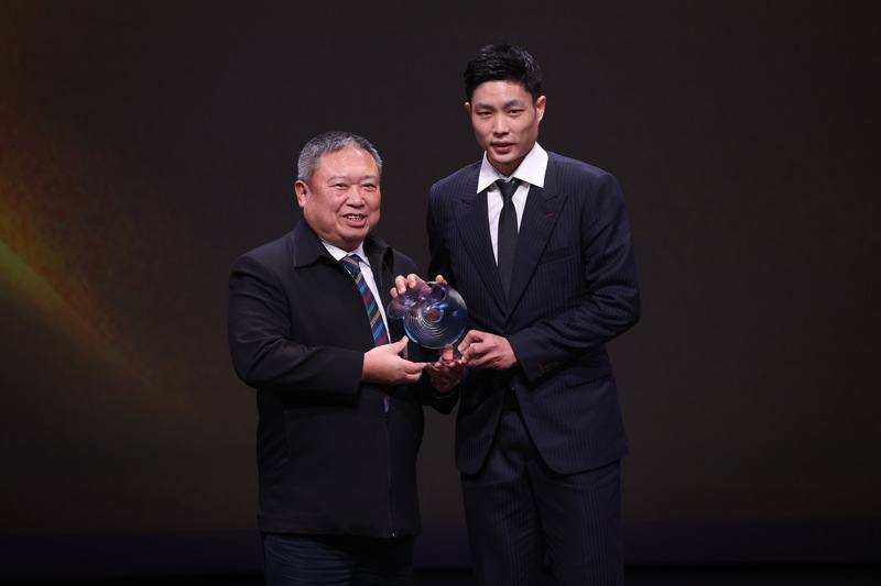 「台灣羽球一哥」周天成（右）24日從中華奧會主席林鴻道（左）手中接過114年體育運動精英獎最佳運動精神獎，他也替運動員發聲，希望未來可以增設獎金