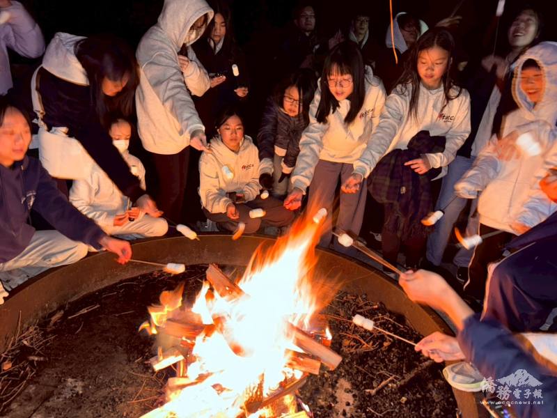 學員們開心的在營火上烤棉花糖巧克力餅乾