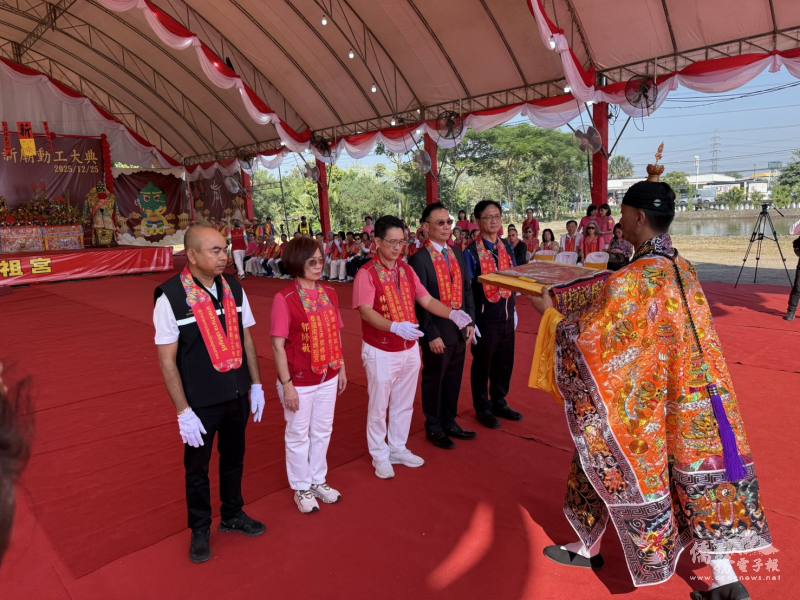 南瑤媽祖宮主任委員林朝坤、建廟籌備主席郭修敏及藍夏禮一同祈福建廟動土順利