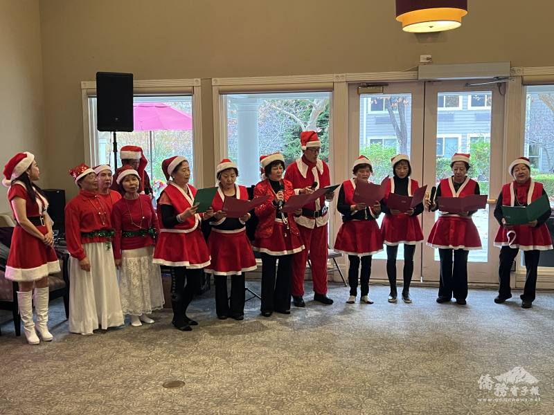 〈We Wish You a Merry Christmas〉的歡樂旋律中，聖誕節關懷表演活動正式開始。