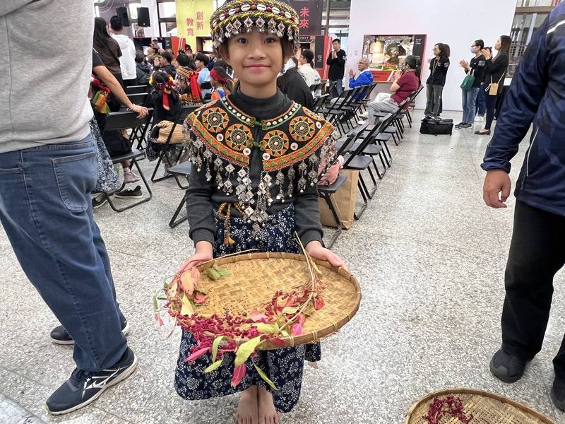 曾經歷7個月太空旅行的紅藜種子，114年4月間被迎回故鄉，交由土坂部落vusam文化實驗小學栽種，結合實驗教育課程，9月成功收成約20克的第一代太空紅藜。24日致贈給台東縣政府