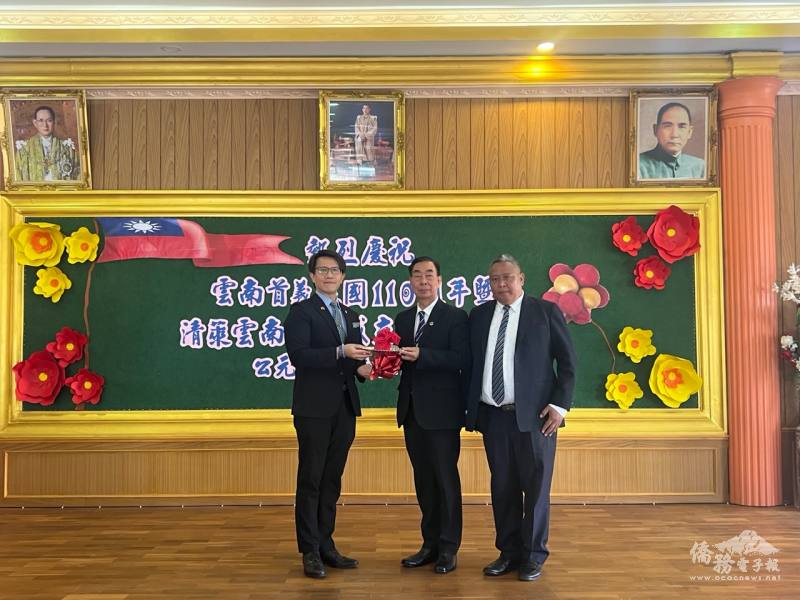 駐泰國代表處副代表董思齊向清萊雲南會館會長顏協清授印信