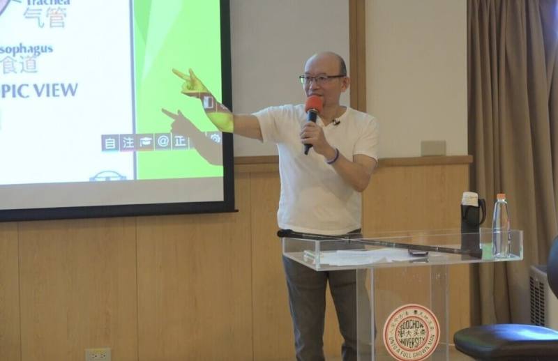 東吳大學攜手台北市配音人員職業工會，規劃一系列「聲音魔法學苑」講座，國內資深配音員符爽（圖）應邀授課，帶領學生認識發聲器官。（東吳大學提供）