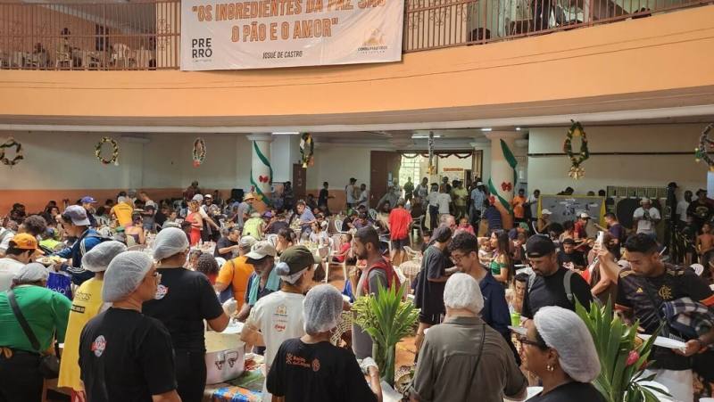 巴西「聖誕無飢餓」行動連續第5年由台灣僑社主導，耶誕節前夕（22至24日）一連3天在聖保羅市舉行「聖餐宴」，提供約5000戶拾荒者家庭及露宿者午晚餐，溫暖巴西弱勢群體。（「聖誕無飢餓」提供）