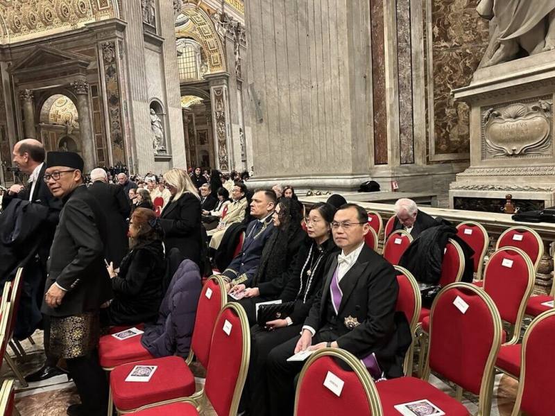 駐教廷大使賀忠義夫婦（中）24日出席教宗良十四世主持的耶誕子夜彌撒。（駐教廷大使館提供）