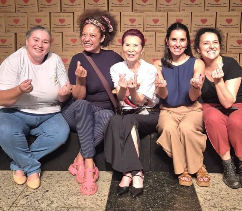 巴西「聖誕無飢餓」行動連續第5年由台灣僑社主導，透過募集糧食與耶誕麵包，展現海外台灣人對當地社會的關懷，主要推動者支黃秀莉（中）與「聖餐宴」4名發起者合影。（「聖誕無飢餓」提供）