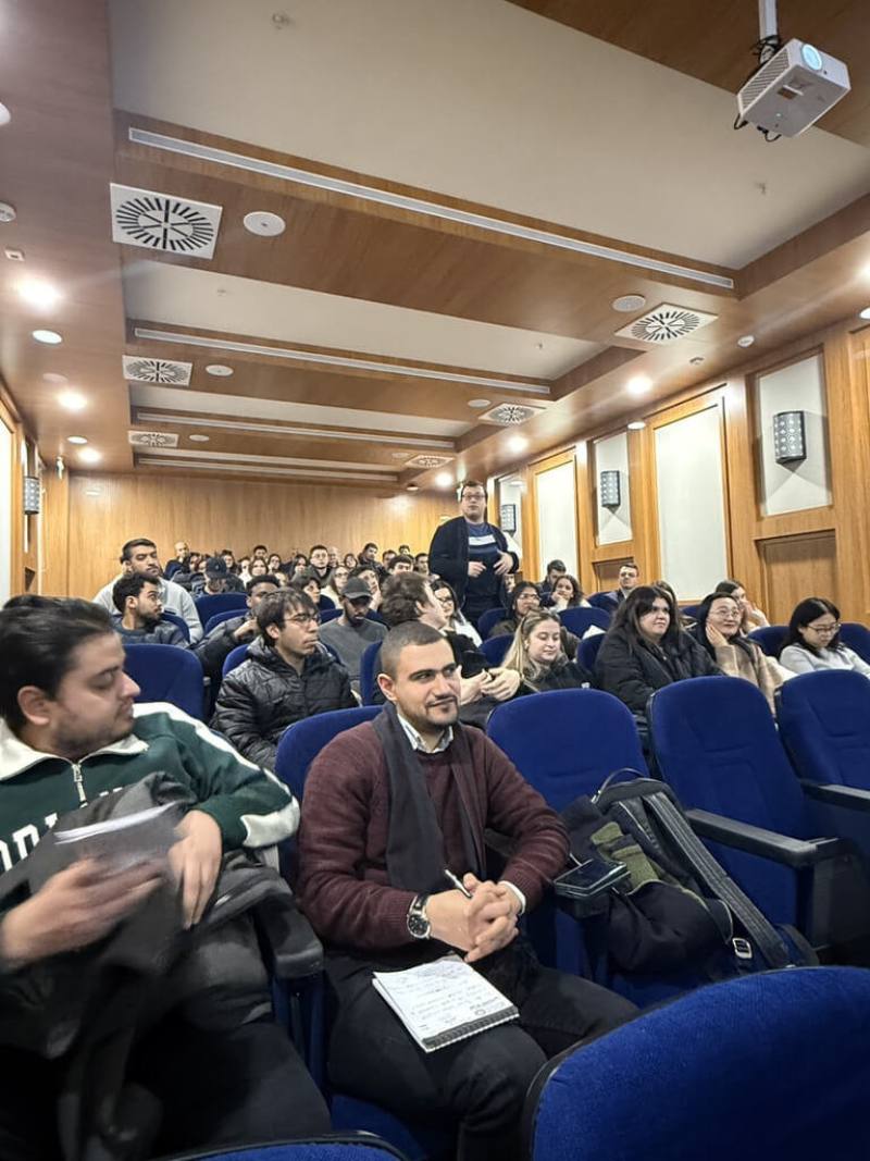 駐土耳其代表黃志揚獲邀前往位於土耳其首都安卡拉（Ankara）的阿特能大學演講，現場有就讀國際關係、社會科學、理工等領域的學生，聚精會神地聽取黃志揚說明台灣在印太區域安全、經濟與民主合作中的重要地位。（駐土耳其代表處提供）