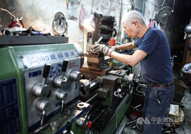 圖為台北市大同區的製造加工業者埋首工作。（中央社檔案照片）