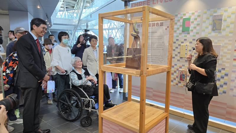 由策展團隊勤美集團徐靜美襄理導覽解說客籍文學家文物捐贈特展