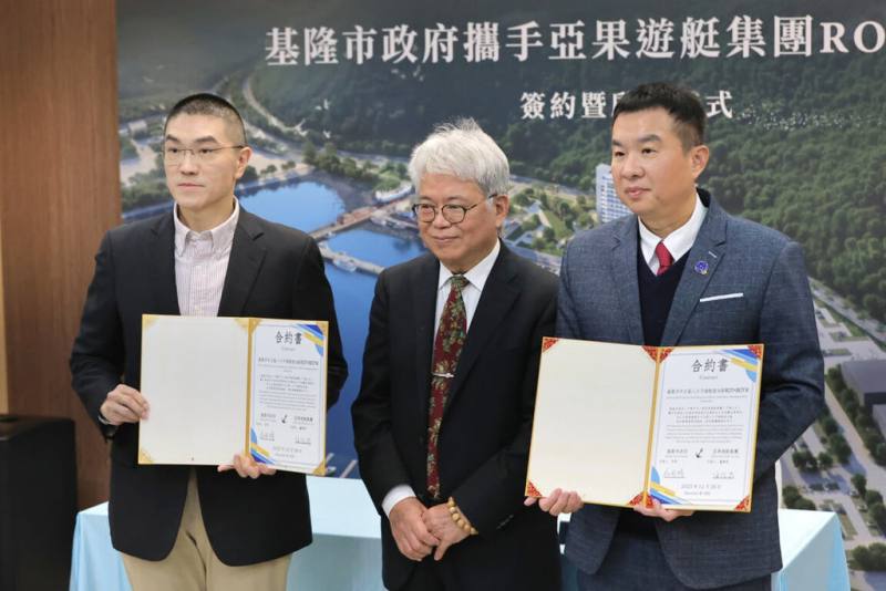 基隆市長謝國樑（左）與亞果遊艇集團董事長侯佑霖（右）26日完成「八斗子遊艇泊區促參案」簽約暨啟動儀式，宣告除將在八斗子打造全台最大遊艇碼頭外，也將興建商場與飯店等設施。（基隆市政府提供）