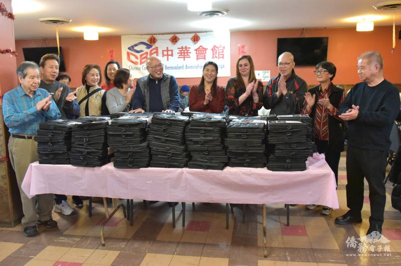 中華會館董事長陳達偉（右6）、安良工商會會長暨中華會館下屆當選主席陳偉聖（右3）、前主席梅國彬（左1）、馬蹄鐵公司市場部行銷總監Samantha Sollintzas（右4）、多元文化行銷總監盧郁文（右5）、僑領與職員合影