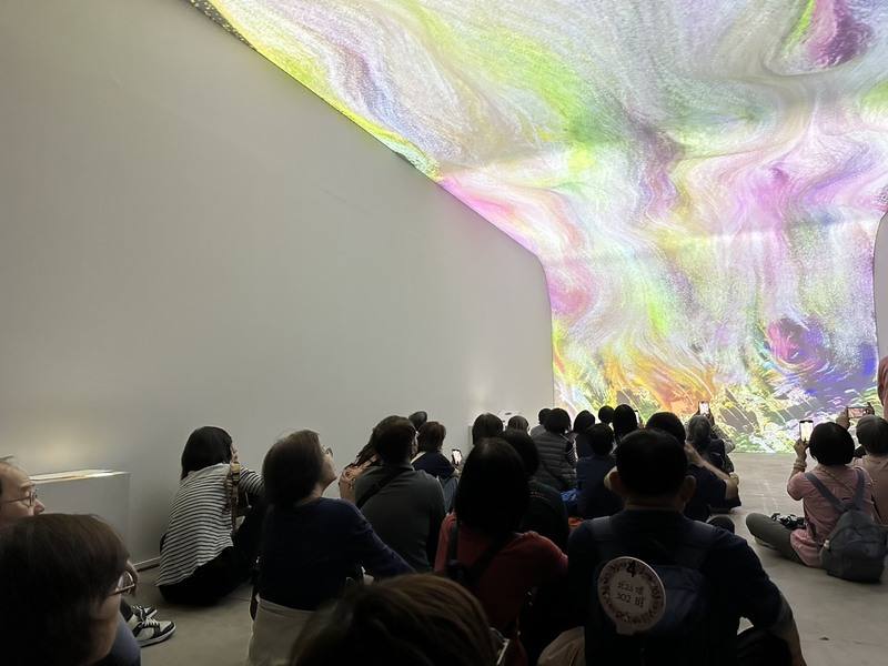 夢蓮花文化藝術基金會25日起在高雄駁二藝術特區推出多感官沉浸式藝術體驗特展「流光藝境」，開展首日就吸引大批民眾入場參觀。
