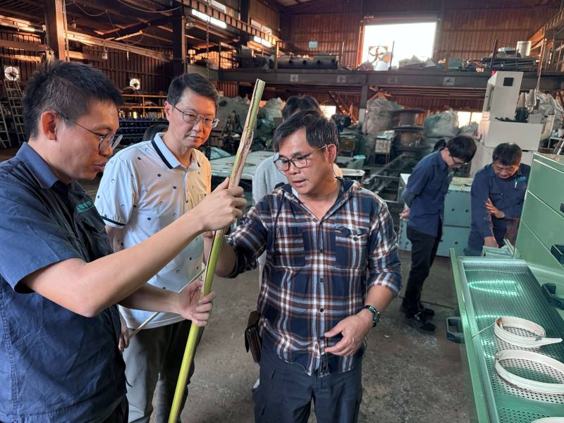 石山部落理事長(右1)與研發團隊討論月桃材料取材及其特性