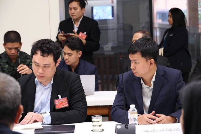 據奧榮科技創辦人周明哲（左）觀察，約莫半年前，泰國政府對無人機的來源或製造商仍不太在意，僅重視價格與交期，「但近期區域衝突與實際案例出現後，態度完全改變」。圖為周明哲於2025年7月時受邀至泰國國會分享資訊安全的議題。（周明哲提供）