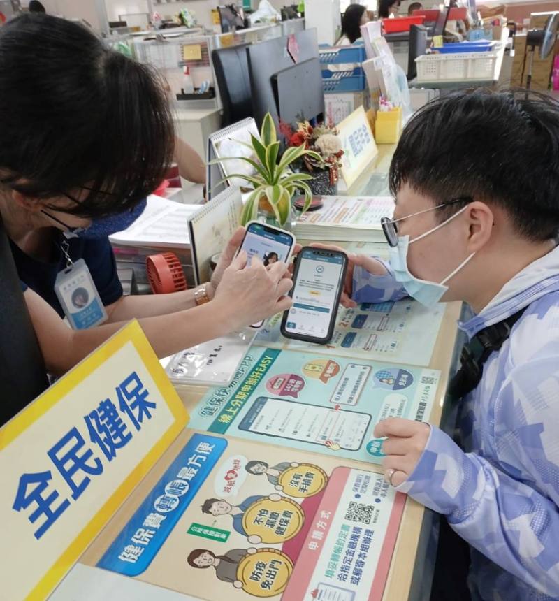 彰化縣鹿港鎮公所協助民眾申請虛擬健保卡，推廣雲端服務