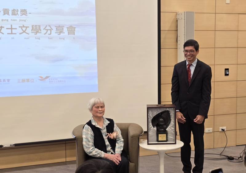 黃娟女士捐贈「國家文藝獎」獎章予客發中心