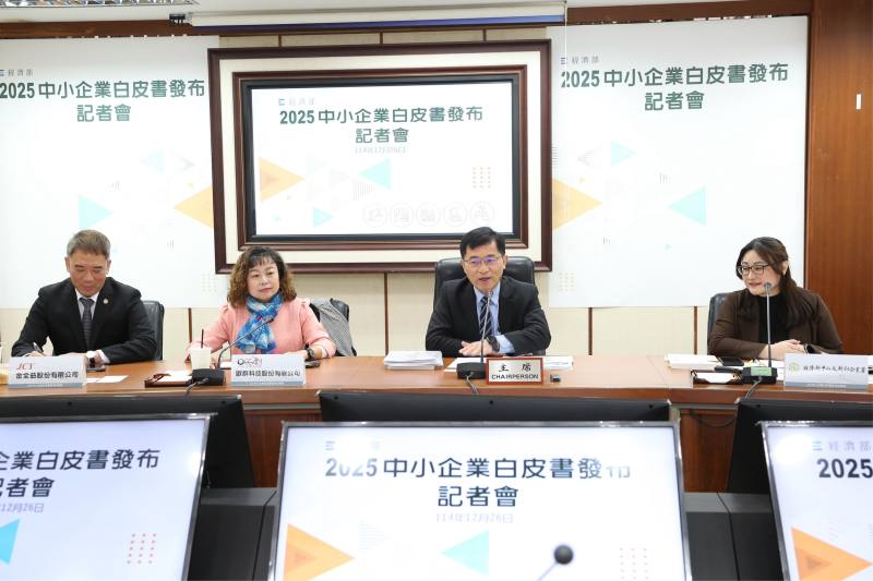 經濟部何晉滄次長主持(右2)、金全益公司王義方董事長(左1)、歐群公司廖月照董事長(左2)、中企署李佳瑾主秘(右1)