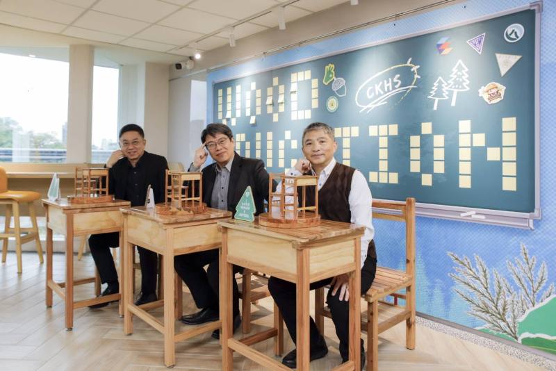 林業保育署、林業保育署花蓮分署與建國中學三方合作，推動國產材課桌椅，提升社會大眾對國產材的認識