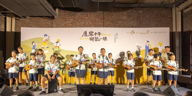 花蓮東里國小學生表演烏克麗麗