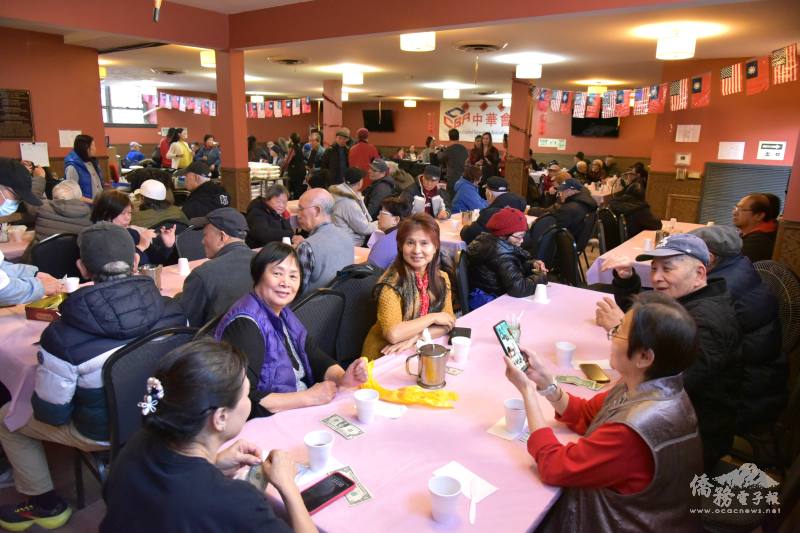 芝加哥中華會館與馬蹄鐵公司聯合舉辦聖誕聯歡