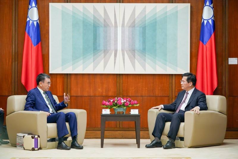 外交部長林佳龍（右）與河野太郎眾議員（左）一行交換意見