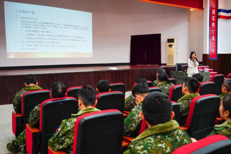 為強化官兵防詐能力，馬祖防衛指揮部與連江地檢署26日舉辦基層幹部法律座談，盼從源頭防範，並透過實際案例說明，讓軍士官幹部了解詐騙常見樣態與法律責任，使其肩負反詐種子教官責任。（馬祖防衛指揮部提供）