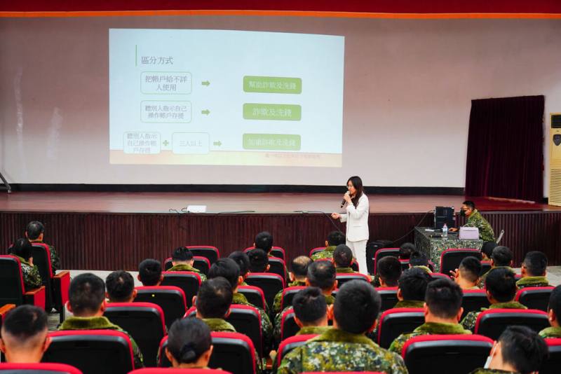 馬祖防衛指揮部與連江地方檢察署合作舉辦基層幹部座談，說明近年常見詐騙手法與潛在風險，除強化基層幹部相關法律素養外，更藉此培養種子教官，盼發揮第一線關鍵反詐力量。（馬祖防衛指揮部提供）