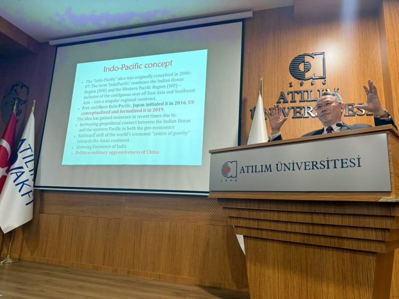 駐土耳其代表黃志揚（圖）在演講中以美國、中國及印太周邊國家等多重視角，分析印太地區的戰略重要性，指出台灣所處的關鍵航道，對全球供應鏈與海上運輸安全而言，具有不可或缺的地位。（駐土耳其代表處提供）