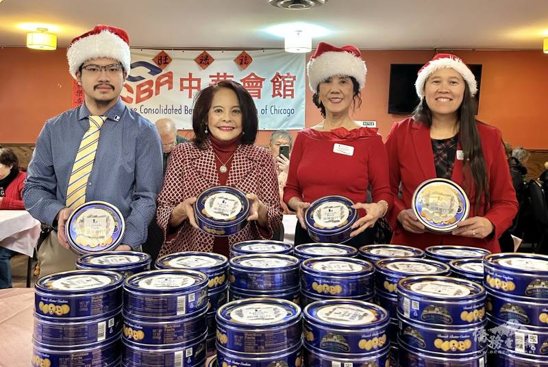 中華會館與湖濱銀行舉行聖誕節慰勞年長活動，中華會館主席項邦珍（左2）、湖濱銀行市場經理駱雪絲（右2）