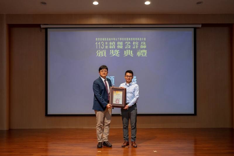 教育部林伯樵主任秘書頒發績優學校獎狀