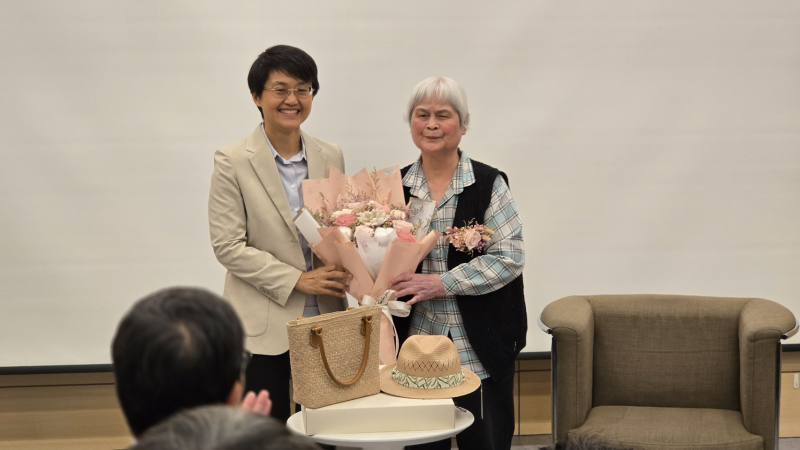 客委會古秀妃主委溫馨獻禮予黃娟女士