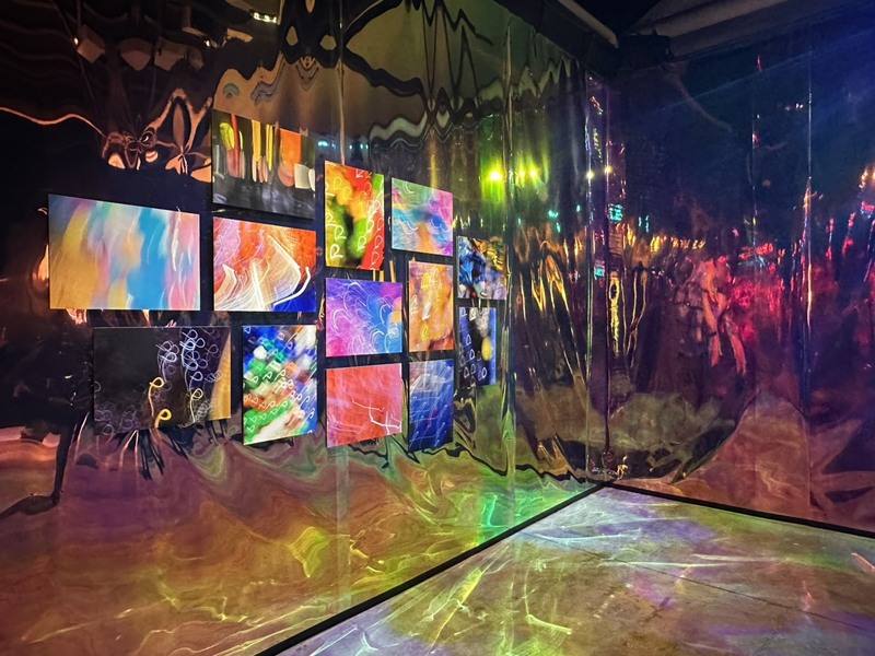 夢蓮花文化藝術基金會25日在高雄駁二藝術特區推出藝術特展「流光藝境」，共包含6大單元，透過光影、聲音、香氛、互動裝置與藝術投射等，打造出多感官的沉浸式藝術體驗。