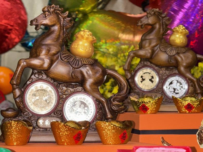 南投縣竹山紫南宮26日發表丙午馬年錢母，其中套幣展示座設計為駿馬奔騰，寓意「馬上發財、財運奔騰」