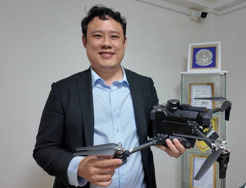 來自台灣的奧榮科技長期投入無人機軟硬體研發，泰國據點由泰籍的周明哲負責，他擁有成功大學航空太空工程博士學位並在台灣生活多年，目前他在泰國推動無人機物流與工業巡檢，最近則積極參與政府救災與軍事安全相關應用