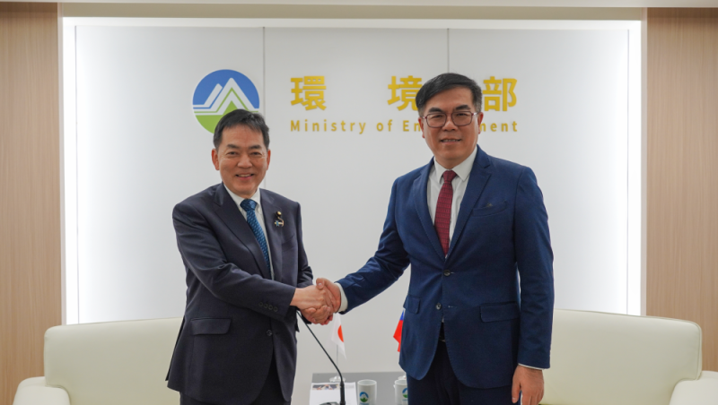 日本淺尾慶一郎參議員與彭部長合影