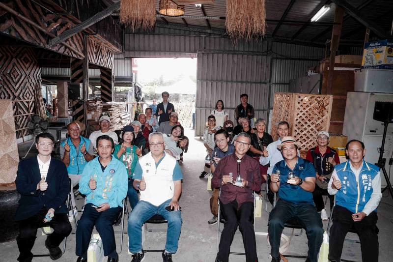 發表會參與貴賓大合照(第一排左起虎科大蕭教授、台東縣議會副議長秘書、台東縣政府秘書馬捷、工藝中心陳殿禮主任、石山部落林宋博芳理事長、立法委員黃仁秘書)