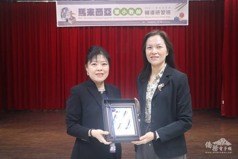 黃妙英老師(左)代表全體學員致贈紀念牌予僑教處陳柏琴副處長(右)