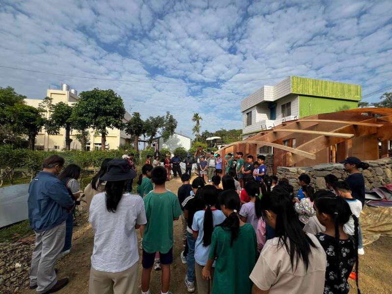 屏東縣古華國小師生與耆老共學傳統家屋立柱及上梁儀式
