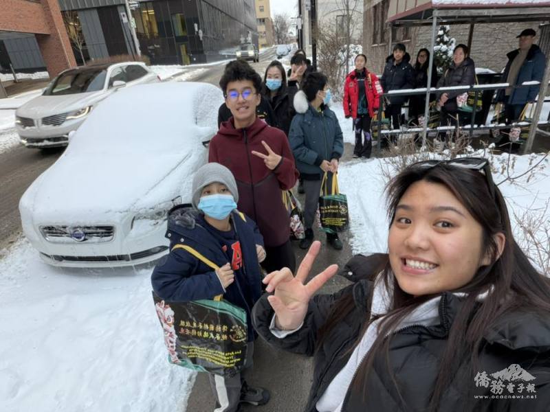 參與的義工們在雪地裡整隊出發，右一是提供食用油、麵條和臘腸等物資的捐贈者JOIIA Company的Sabrina Eng。