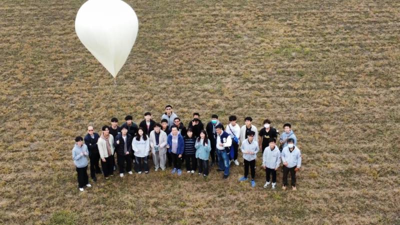 首頁 / 生活
成大探空氣球釋放　首次搭載教學立方衛星驗證
2025/12/27 12:51（12/27 13:16 更新）
國立成功大學太空系統工程研究所27日完成年度探空氣球釋放任務，自主開發研製1.5U教學立方衛星也首次隨探空氣球升空驗證。（成功大學提供）
