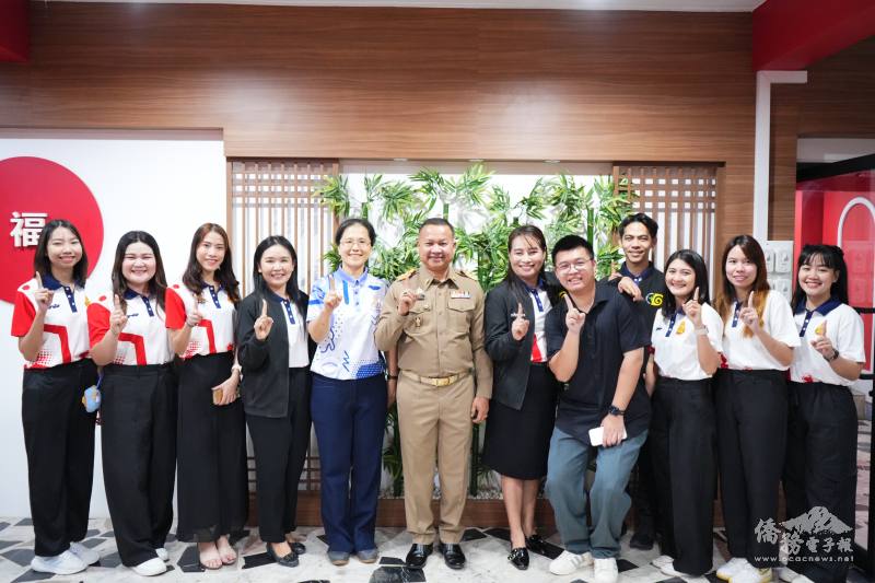 暑期華語密集班期間，泰國北標府教育局局長（左6）蒞臨訪視，與林柏成（右5）及教師團隊合影。