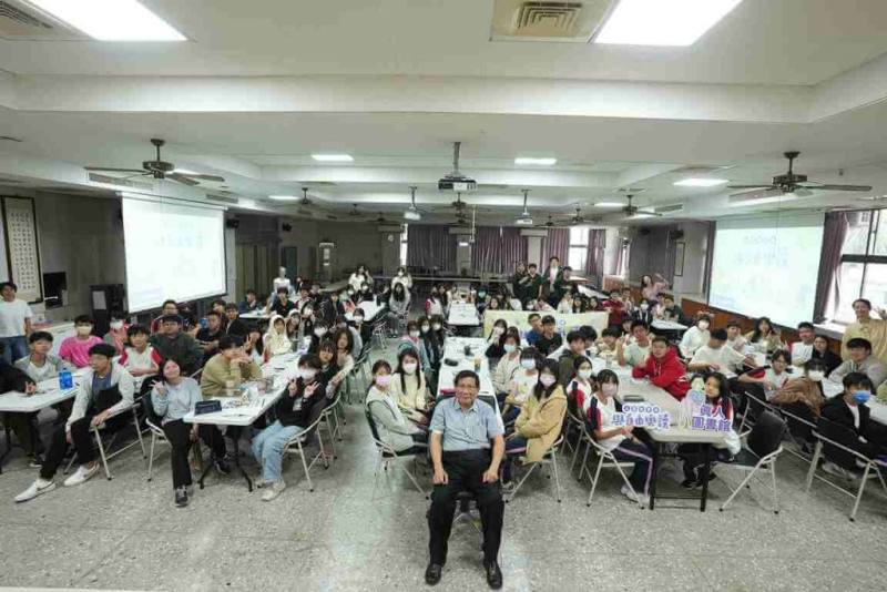 國家人權博物館「2025人權故事車–與自由樂讀」校園巡迴活日前進駐雲林斗六高中，並舉辦「真人圖書館講座」，邀請白色恐怖政治受難者蔡財源（前中）到場分享戒嚴時期經歷。（國家人權博物館提供）