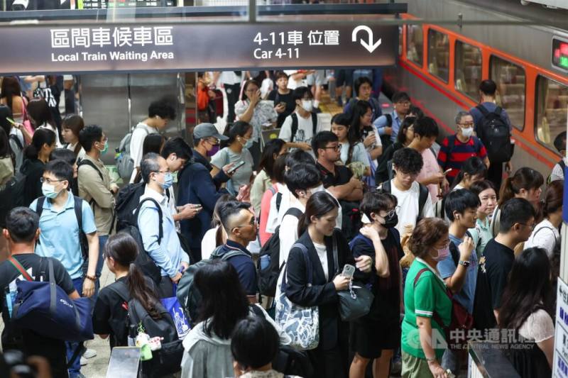 圖為台鐵台北車站月台人潮。（中央社檔案照片）