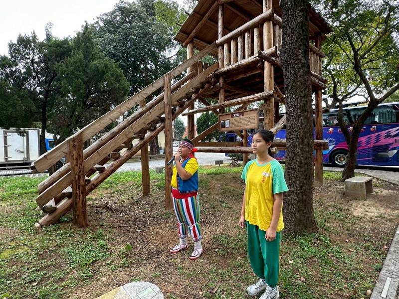 桃園市僑愛國小小導覽員向來賓介紹傳統望樓文化意涵與功能