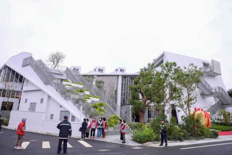 企業家許良宇英年早逝，其雙親為延續兒子的精神，捐出遺產在家鄉台中東勢蓋起「許良宇圖書館」，為3層樓建築，以分齡、分眾規劃設計，為不同閱讀族群提供專屬的閱讀空間，26日啟用。（民眾提供）