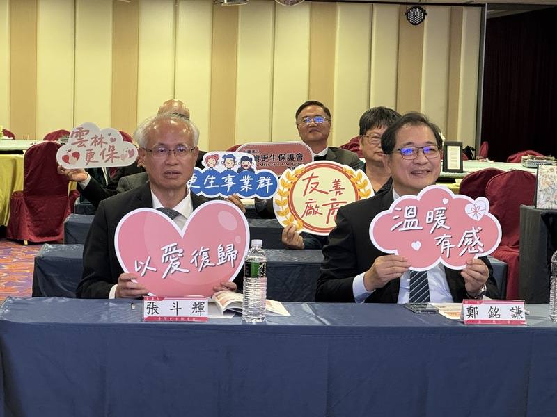 台灣更生保護會雲林分會26日舉辦「更生事業群」友善廠商聯合簽約典禮，共9家企業提供55個職缺助更生人復歸，法務部長鄭銘謙（前右）出席見證。