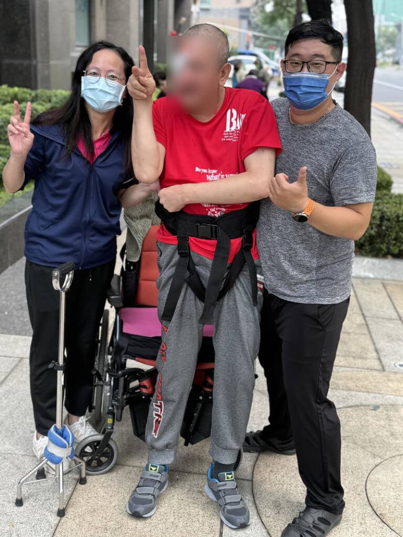 高雄市政府衛生局為協助長期照顧個案提升自我照顧能力及照顧者學習照顧技巧，近年推廣「長照專業服務」使用，據統計截至今年9月累計1萬6292人使用，使用人數居全台之冠。（衛生局提供）