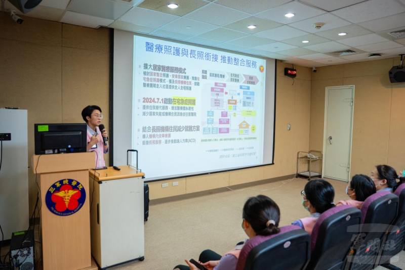 三軍總醫院社區護理中心主任黃品瑄介紹「在宅急症照護試辦計畫」。(軍聞社記者邱奕菖攝)