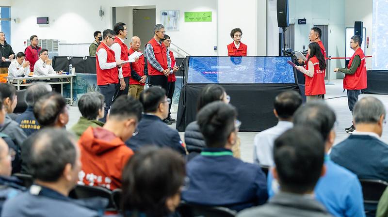 副總統與現場貴賓共同觀看「無人機救災韌性展演兵棋推演」