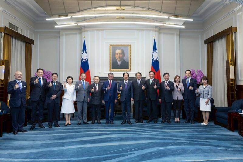 President Lai poses for a photo with a delegation led by Member of the Japanese House of Representatives and former Minister for Foreign Affairs Kono Taro.